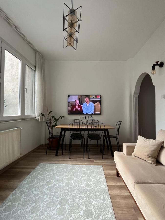 شقة Centrally Located, 2+1 House In Taksim, Cihangir اسطنبول المظهر الخارجي الصورة